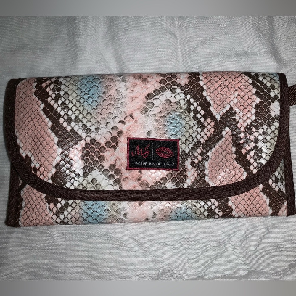 Make up Junkie Sunglasses or Eyeglasses Case